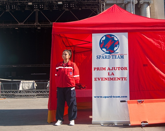 Echipă medicală completă pentru evenimente, transport ambulanță și asistență la domiciliu